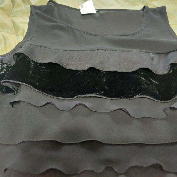 Cute little black dinner dress. - Picture 4 of 9